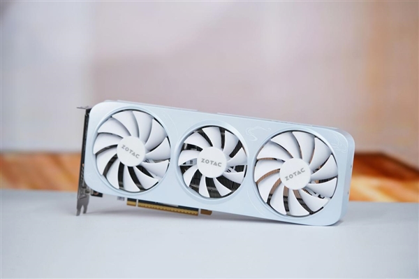 温润如玉！索泰RTX 5060月白显卡图赏