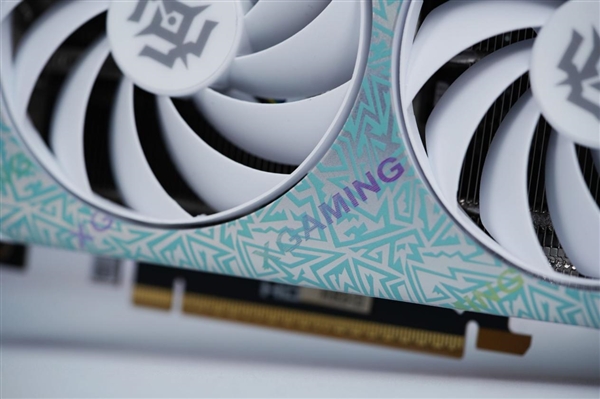 珠光变彩鲜明活泼！索泰RTX 5060 XGAMING OC显卡图赏