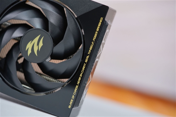 支持磁吸Logo灯！影驰RTX 5060魔刃显卡图赏