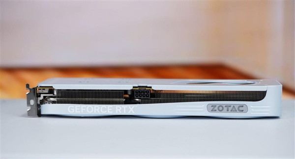 温润如玉！索泰RTX 5060月白显卡图赏