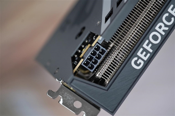 技嘉新甜点卡！小雕AORUS RTX 5060 ELITE 8GB显卡图赏