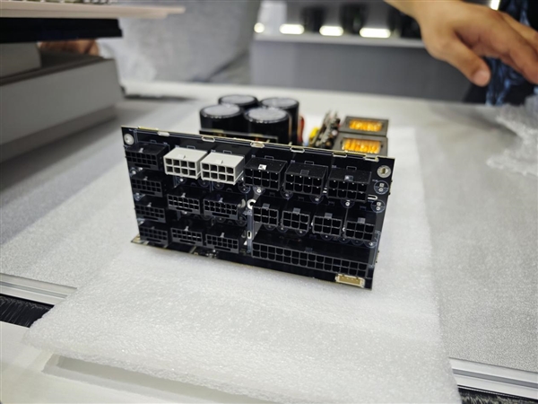 少见的3200W电源、ARGB发光风扇：鑫谷一大波新品明天台北电脑展亮相！