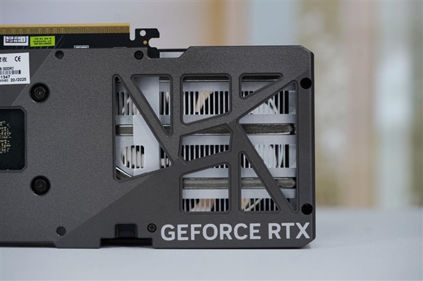 小巧双槽设计 映众RTX 5060曜夜显卡图赏