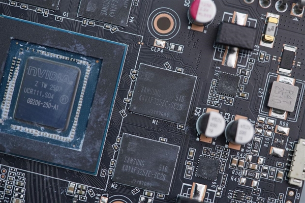 珠光变彩鲜明活泼！索泰RTX 5060 XGAMING OC显卡图赏