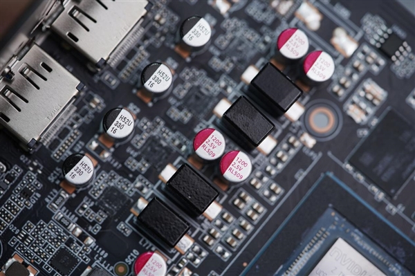 珠光变彩鲜明活泼！索泰RTX 5060 XGAMING OC显卡图赏