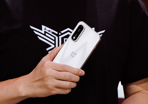 一加Ace 5至尊版真机官方首曝：外观大改 全新竖向镜组