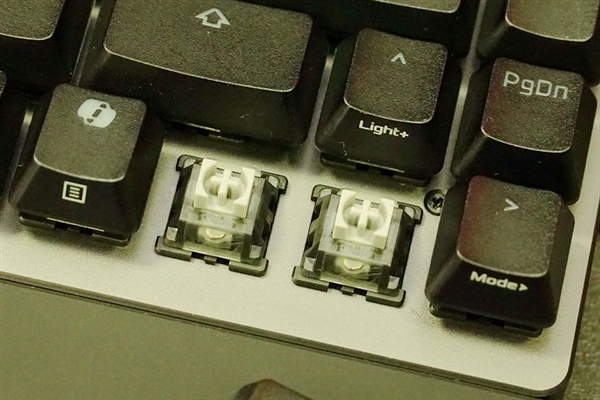 华硕ROG Falcata分体式键盘发布！无线+磁轴、左右可分离