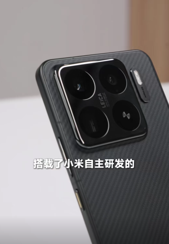 首发玄戒O1 3nm芯片！卢伟冰首晒小米15S Pro真机：金色小米标感受下