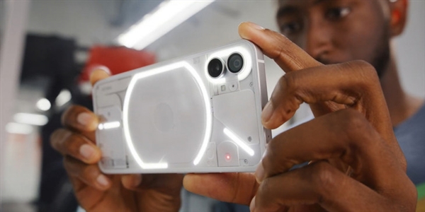 机圈越来越卷了！真我祭出透明手机：工业设计前所未有