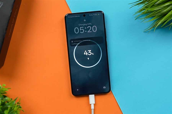 机圈越来越卷了！真我祭出透明手机：工业设计前所未有