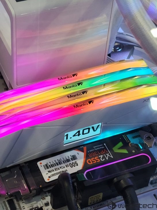 万物皆可屏！全何展出全球首款带LCD屏DDR5内存