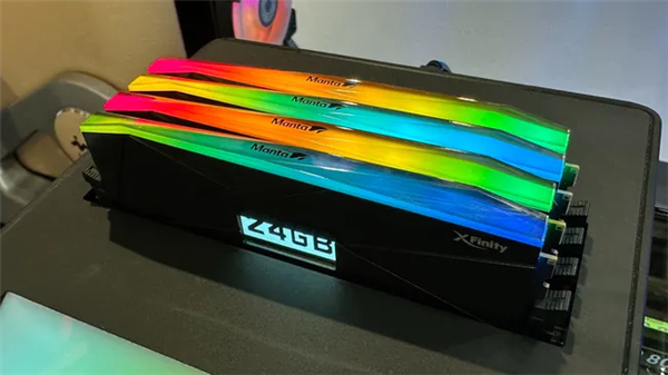 万物皆可屏！全何展出全球首款带LCD屏DDR5内存