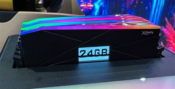 万物皆可屏！全何展出全球首款带LCD屏DDR5内存