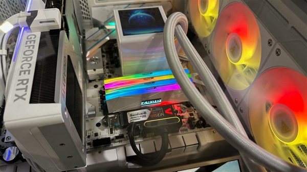 万物皆可屏！全何展出全球首款带LCD屏DDR5内存