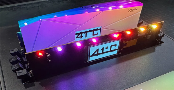 万物皆可屏！全何展出全球首款带LCD屏DDR5内存