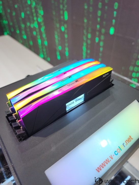 万物皆可屏！全何展出全球首款带LCD屏DDR5内存