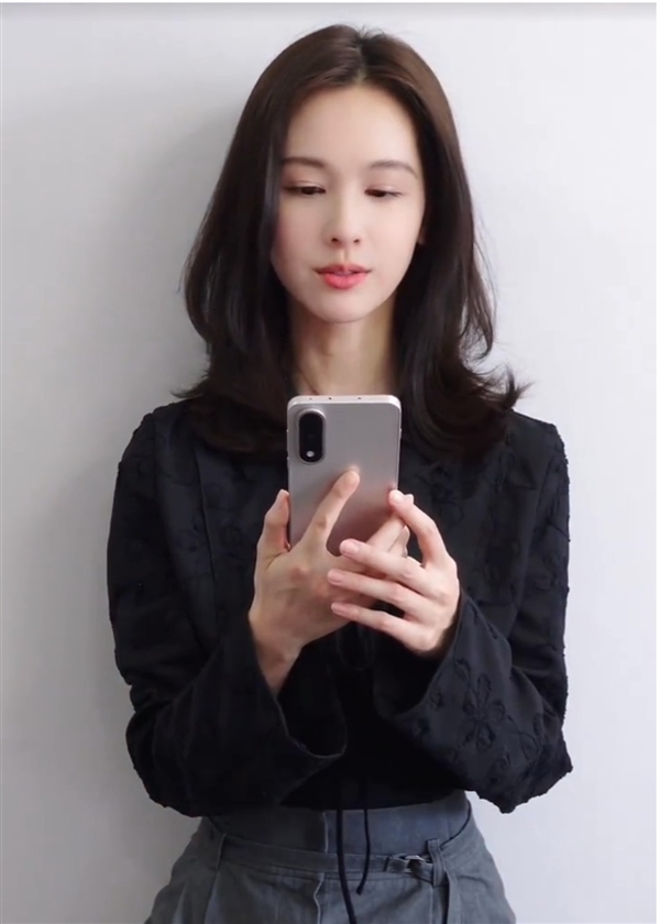 陈都灵喜提一加Ace 5至尊版 网友：人美 手机也好看