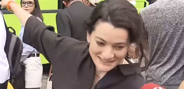 黄仁勋妻女现身中国台北电脑展：女儿黄敏珊超像爸爸