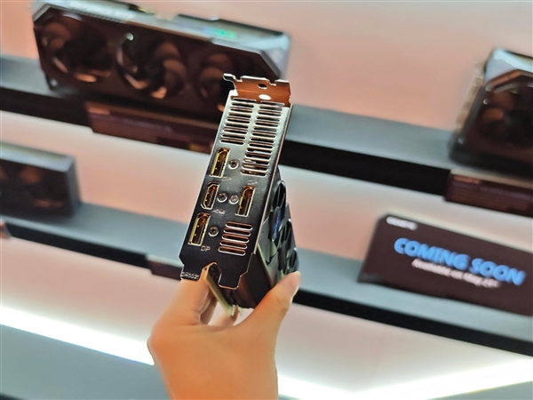 索泰、技嘉都有半高式刀卡RTX 5060：都是三风扇