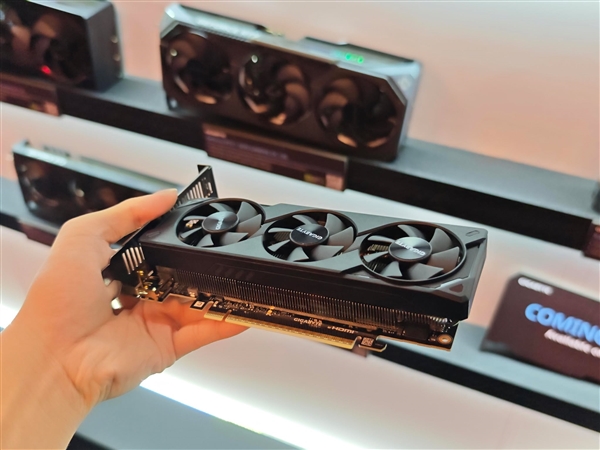 索泰、技嘉都有半高式刀卡RTX 5060：都是三风扇