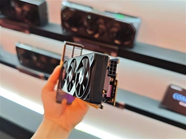 索泰、技嘉都有半高式刀卡RTX 5060：都是三风扇