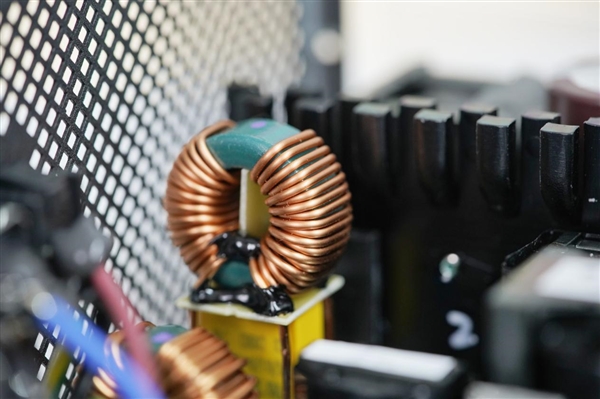 鑫谷“灵眸”系列首款数字电源！数智DM-850G图赏