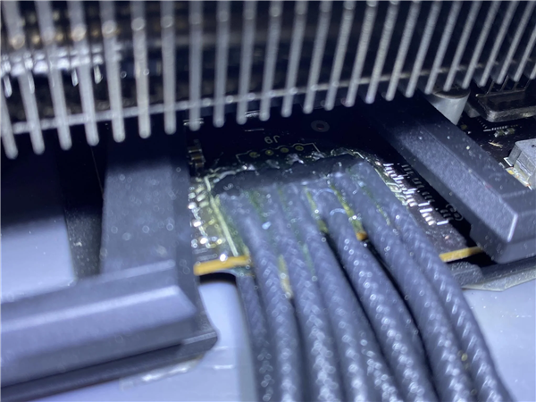 防止显卡接口烧熔！玩家给RTX 4090电源线装上保险丝：但还有更狠的