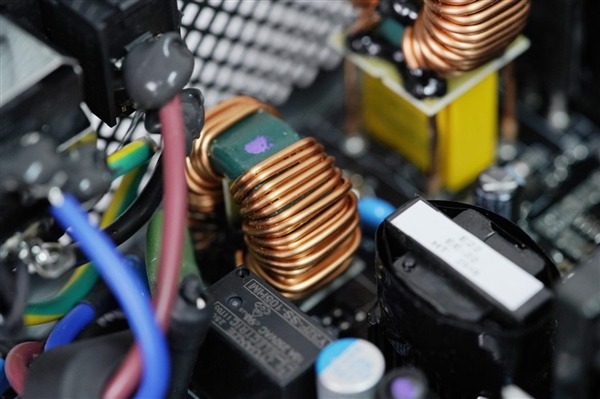 鑫谷“灵眸”系列首款数字电源！数智DM-850G图赏