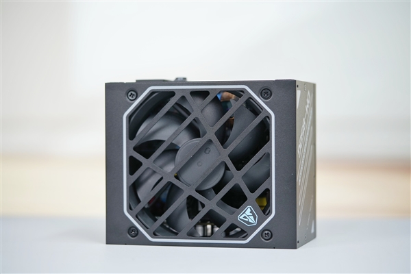 鑫谷“灵眸”系列首款数字电源！数智DM-850G图赏