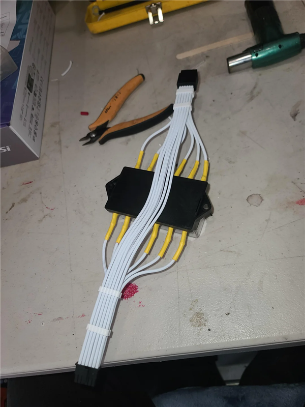 防止显卡接口烧熔！玩家给RTX 4090电源线装上保险丝：但还有更狠的