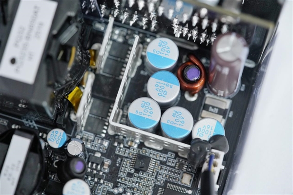 鑫谷“灵眸”系列首款数字电源！数智DM-850G图赏