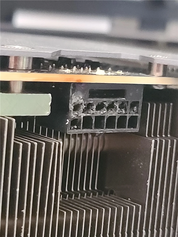 防止显卡接口烧熔！玩家给RTX 4090电源线装上保险丝：但还有更狠的