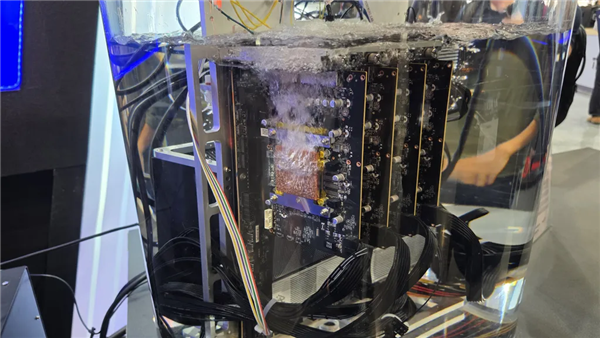 价值36万的散热方案！安耐美推出浸没式液冷：压制四块RTX 5090没压力