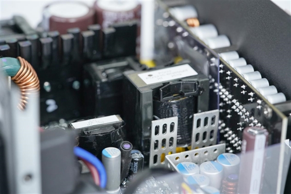 鑫谷“灵眸”系列首款数字电源！数智DM-850G图赏