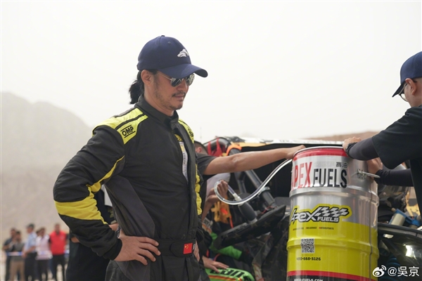 吴京越野车坏在高速上：咋整 回去睡觉