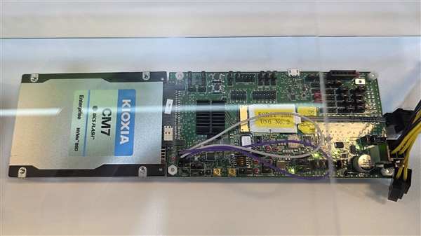 铠侠公开首秀光学SSD：30米开外 依旧满血