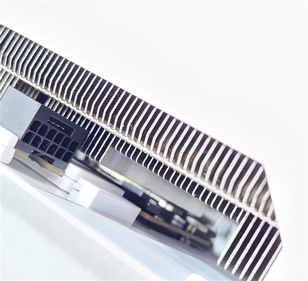 不怕烧 还干净！七彩虹把16针显卡供电接口做成了可插拔