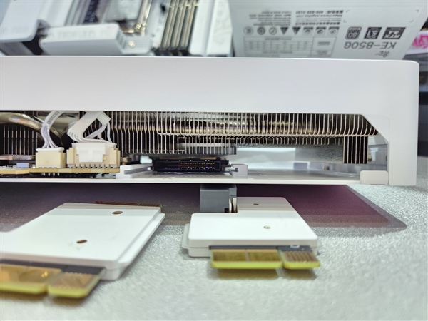 不怕烧 还干净！七彩虹把16针显卡供电接口做成了可插拔