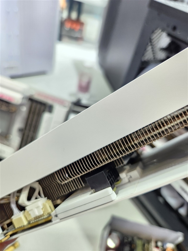 不怕烧 还干净！七彩虹把16针显卡供电接口做成了可插拔