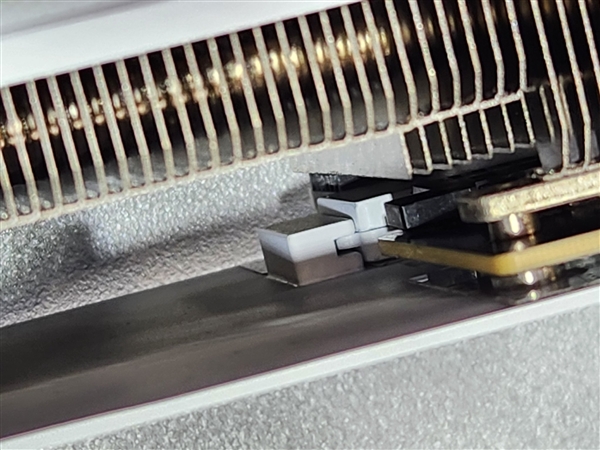 不怕烧 还干净！七彩虹把16针显卡供电接口做成了可插拔