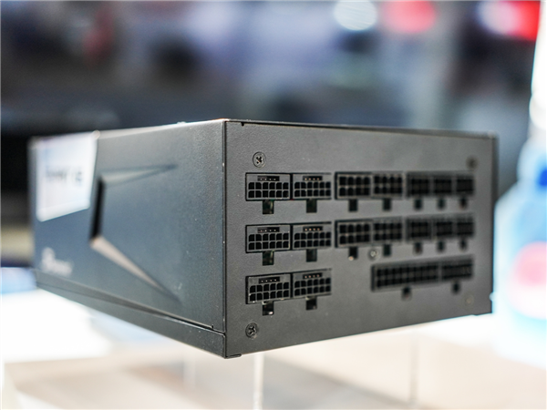 海韵3200W电源配备6个16针接口：杜绝显卡烧毁