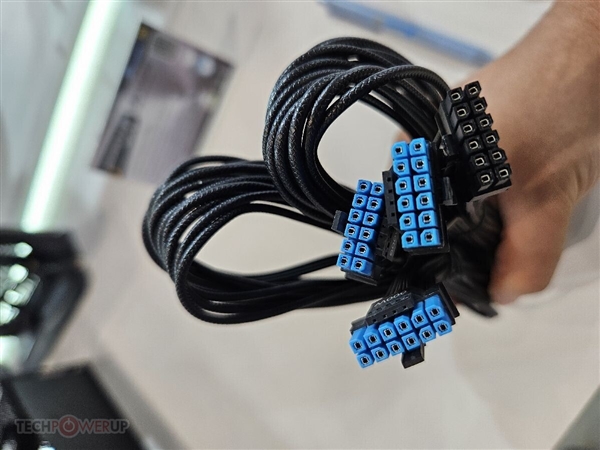 海韵3200W电源配备6个16针接口：杜绝显卡烧毁