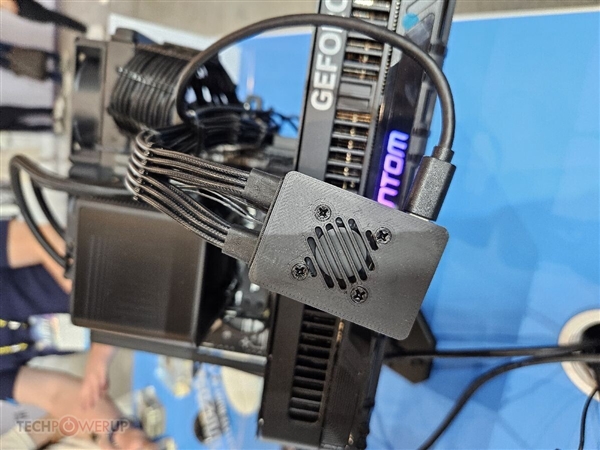 海韵3200W电源配备6个16针接口：杜绝显卡烧毁