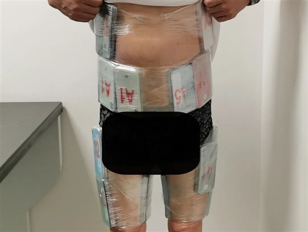 一男子身穿手机“铠甲”入境被查：全身裹满52部旧iPhone