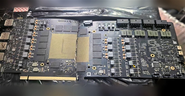 2400W供电设计无敌！RTX 5090工程样板曝光：竟用上4组16Pin