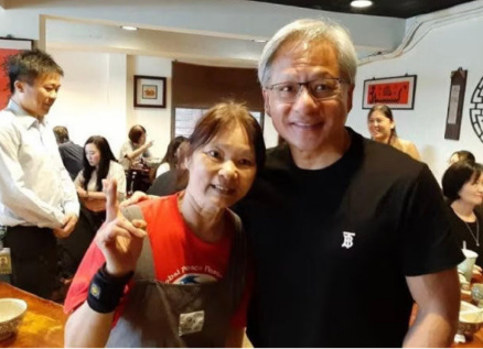 英伟达黄仁勋爱吃牛肉面：筷勺一起用  吃的过瘾爽快