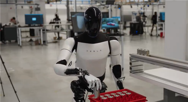 特斯拉前高管质疑人形机器人：不适合在工厂工作 效率太低
