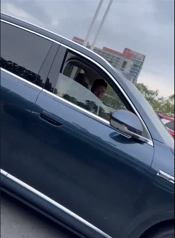网友偶遇余承东开车时低头 以为睡着 打招呼秒开窗回应