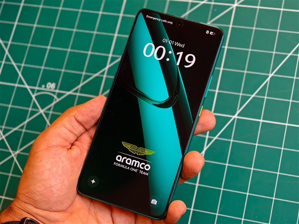 真我GT7阿斯顿马丁限定版官宣：明天见