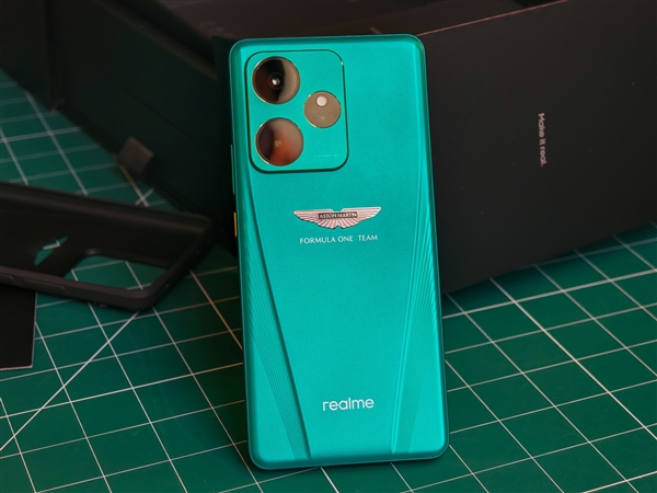 真我GT7阿斯顿马丁限定版官宣：明天见